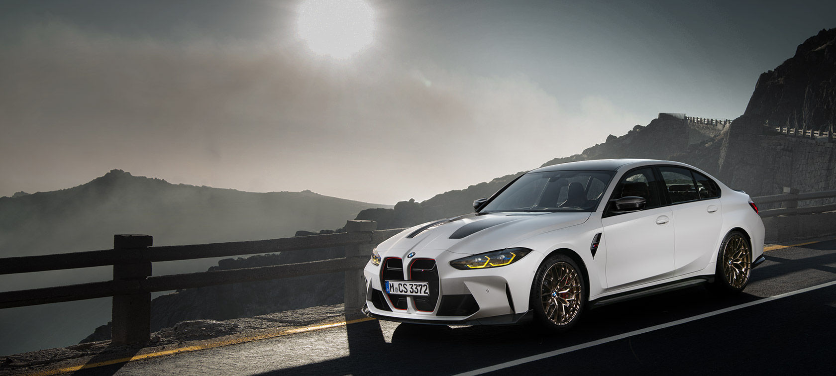 มุมมองด้านข้างของ BMW M3 CS G80 ขณะขับขี่ในสนามแข่ง