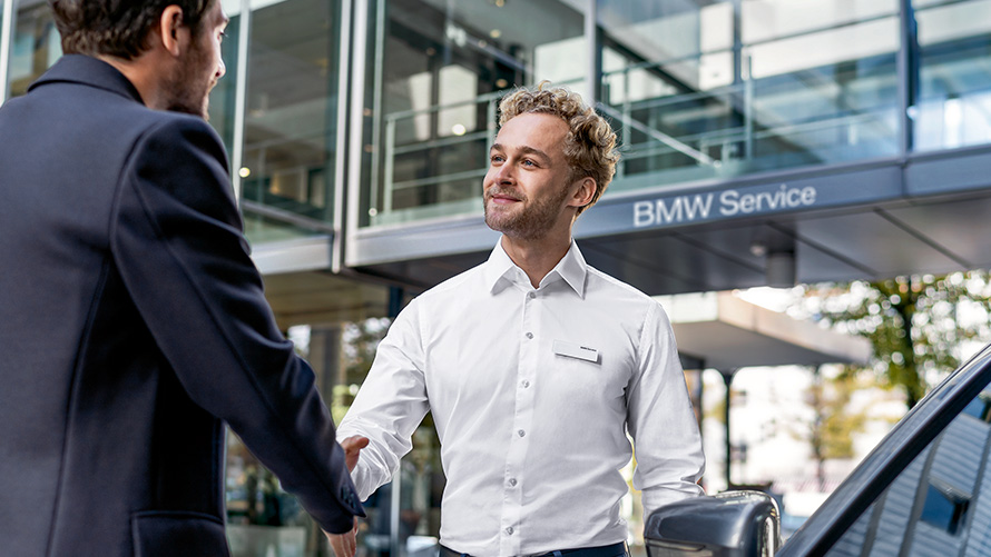 เจ้าหน้าที่ BMW ต้อนรับลูกค้า เจ้าหน้าที่ BMW ต้อนรับลูกค้า