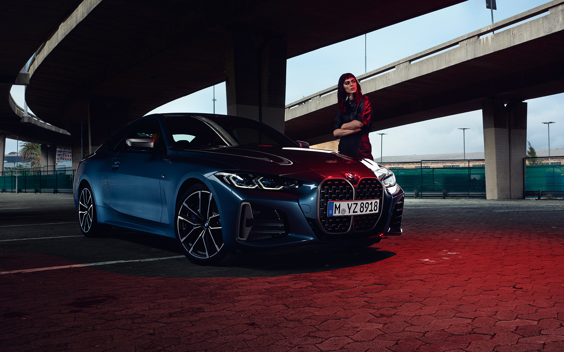 BMW M440i xDrive Coupé G22 2020 G82 2020 Arctic Race Blue metallic three-quarter front view with model
