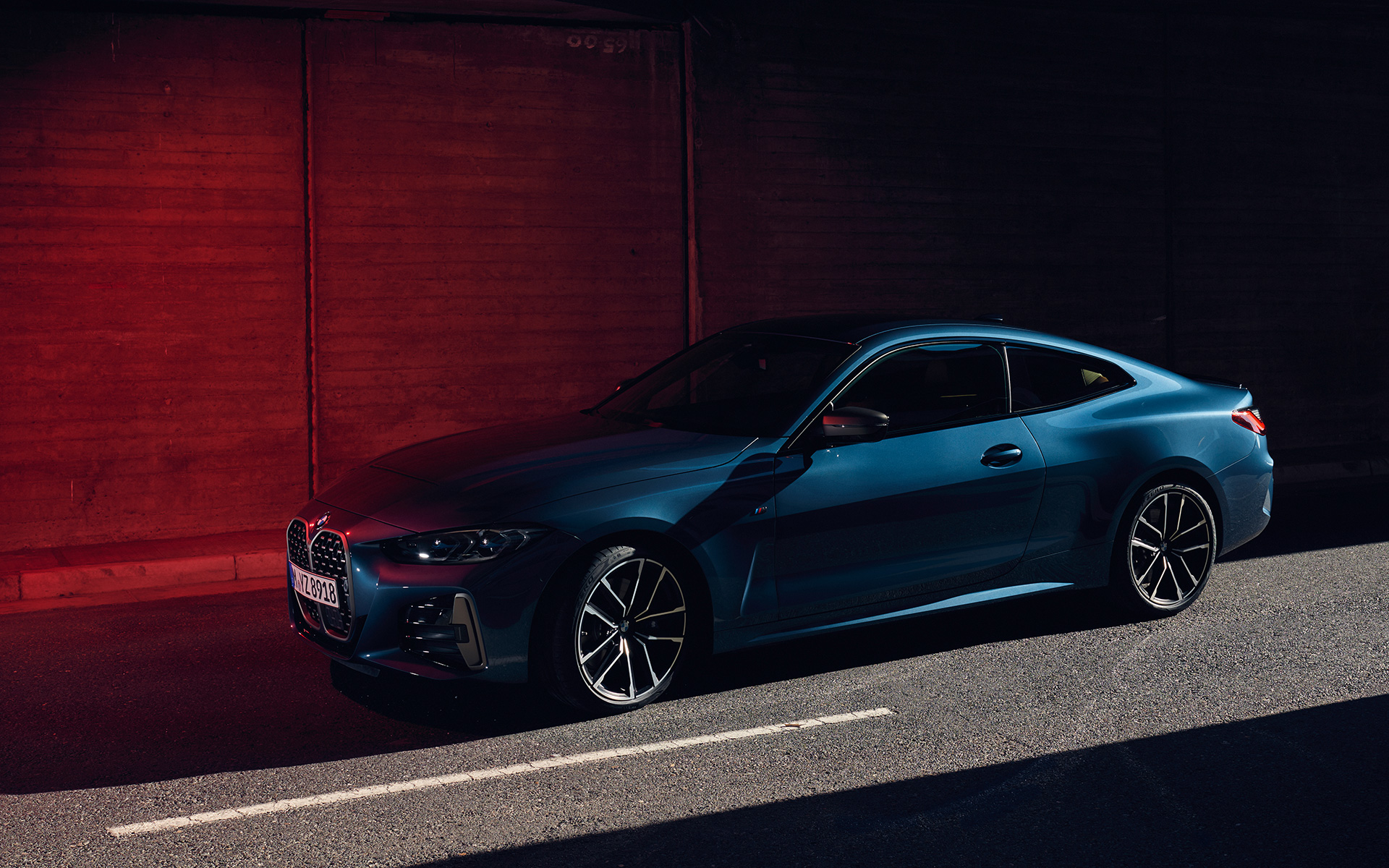 BMW M440i xDrive Coupé G22 2020 Arctic Race Blue metallic three-quarter front view in motion