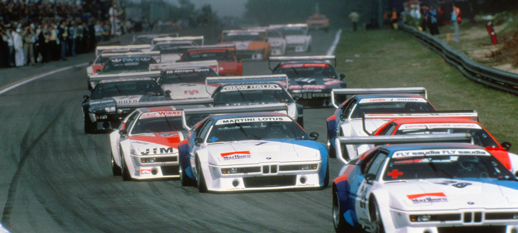 รถยนต์ BMW M ขับขี่บนสนามแข่ง BMW M ซีรีส์ รถยนต์ BMW M ขับขี่บนสนามแข่ง