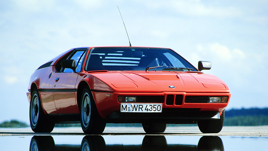 ภาพด้านหน้ามุมมองสามส่วนสี่ของ BMW M1 E26 ขณะจอด BMW M ซีรีส์ ภาพด้านหน้ามุมมองสามส่วนสี่ของ BMW M1 E26 ขณะจอด