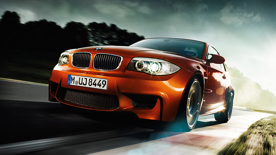 ภาพด้านหน้ามุมมองสามส่วนสี่ของ BMW ซีรีส์ 1 M Coupé E82 ขณะขับขี่บนถนน BMW M ซีรีส์ ภาพด้านหน้ามุมมองสามส่วนสี่ของ BMW ซีรีส์ 1 M Coupé E82 ขณะขับขี่บนถนน