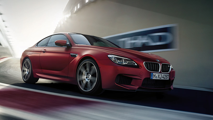 ภาพด้านข้างมุมมองสามส่วนสี่ของ BMW M6 F13 ขณะขับขี่บนถนน BMW M ซีรีส์ ภาพด้านข้างมุมมองสามส่วนสี่ของ BMW M6 F13 ขณะขับขี่บนถนน