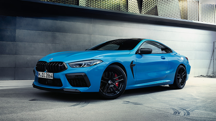 ภาพด้านหลังมุมมองสามส่วนสี่ของรถยนต์ BMW M8 F92 จอดอยู่พร้อมนายแบบ/นางแบบ BMW M ซีรีส์ ภาพด้านหลังมุมมองสามส่วนสี่ของรถยนต์ BMW M8 F92 จอดอยู่พร้อมนายแบบ/นางแบบ