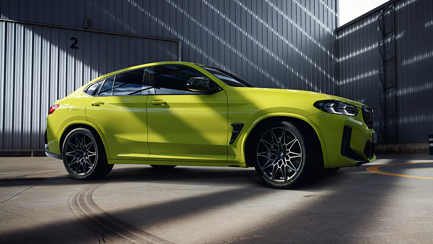 ภาพด้านข้างของ BMW X4 M F98 ขณะจอด BMW M ซีรีส์ ภาพด้านข้างของ BMW X4 M F98 ขณะจอด