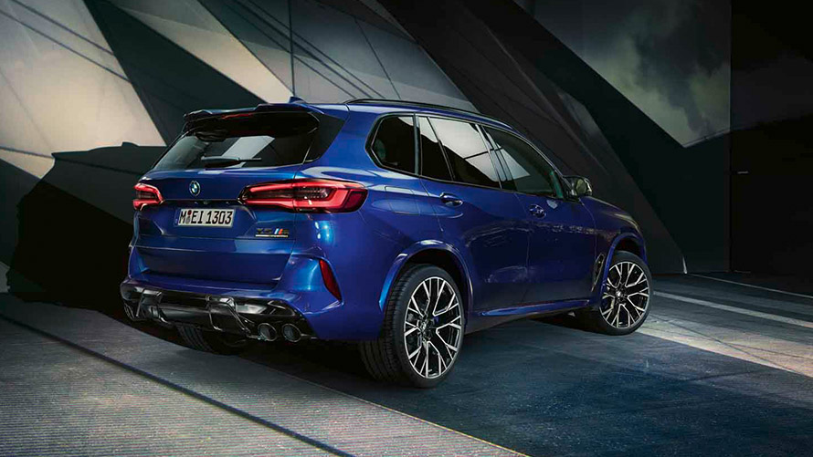 ภาพด้านหลังมุมมองสามส่วนสี่ของ BMW X5 M F95 ขณะจอด BMW M ซีรีส์ ภาพด้านหลังมุมมองสามส่วนสี่ของ BMW X5 M F95 ขณะจอด