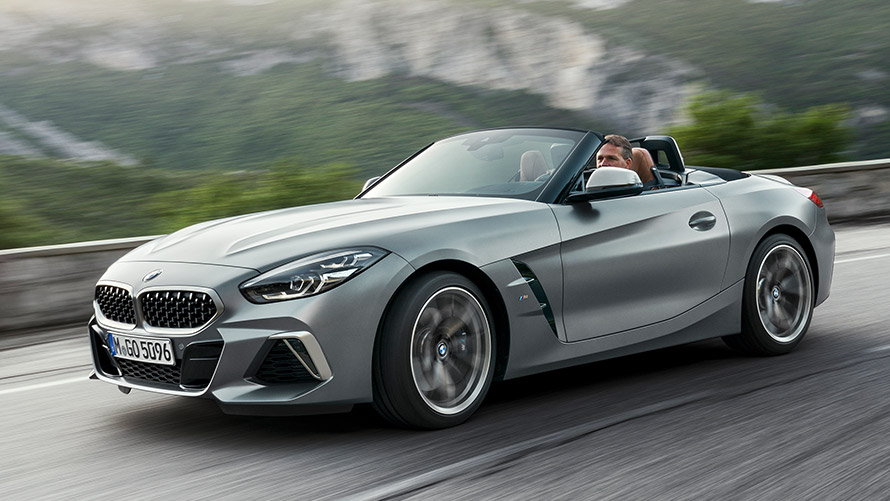 ภาพด้านข้างมุมมองสามส่วนสี่ของ BMW Z4 M G29 ขณะขับขี่อยู่บนถนน BMW M ซีรีส์ ภาพด้านข้างมุมมองสามส่วนสี่ของ BMW Z4 M G29 ขณะขับขี่อยู่บนถนน