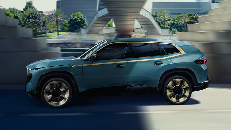 มุมมองด้านข้าง รูปโฉมภายนอก แถบคิ้วแต่งสี Night Gold ของ BMW XM G09 ขณะขับขี่