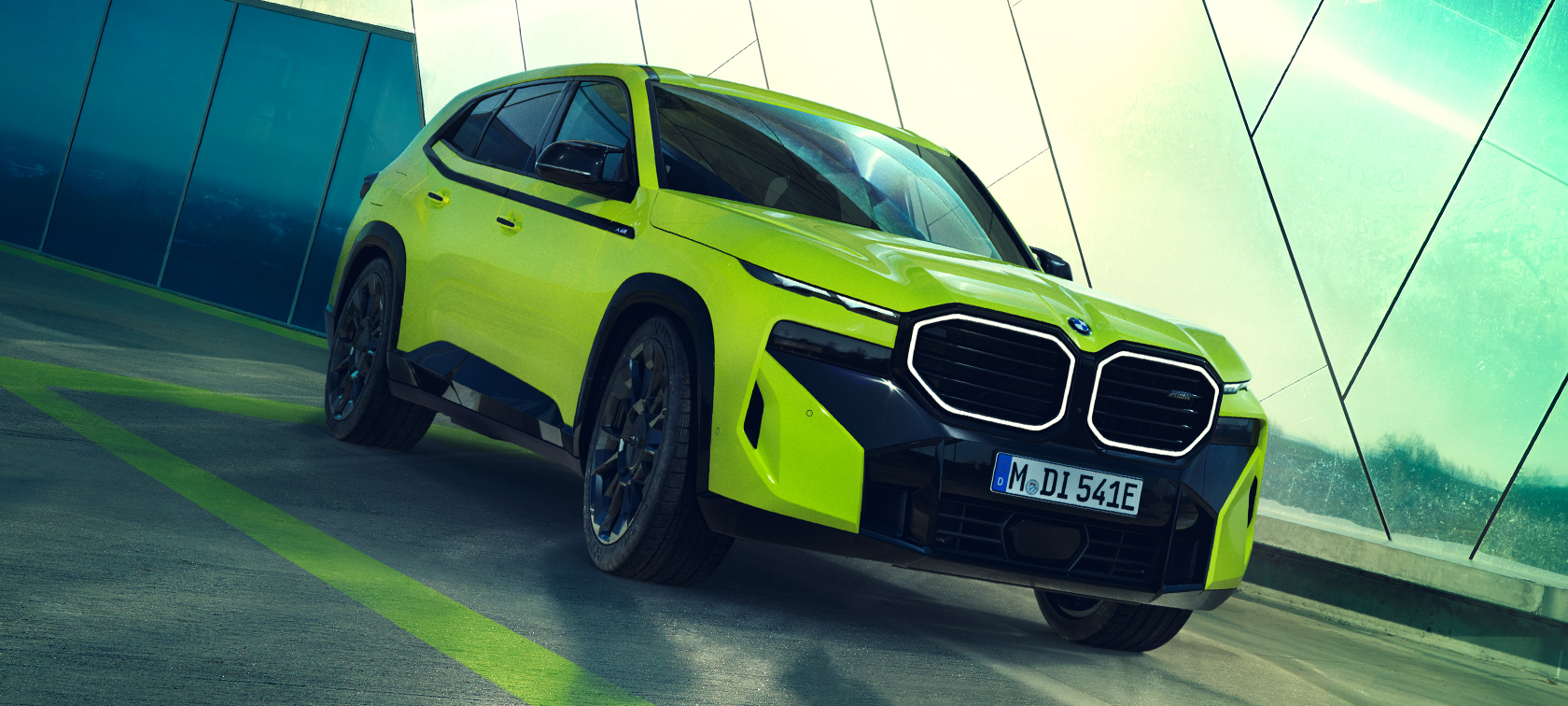 BMW XM 50e G09 มุมมองภายนอกขณะจอด