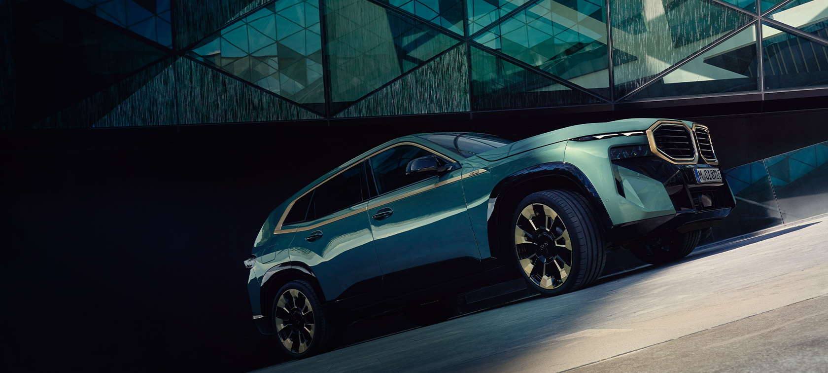 BMW XM G09 ภาพมุมต่ำเห็นสามในสี่ของตัวรถ BMW XM G09 ภาพมุมต่ำเห็นสามในสี่ของตัวรถ