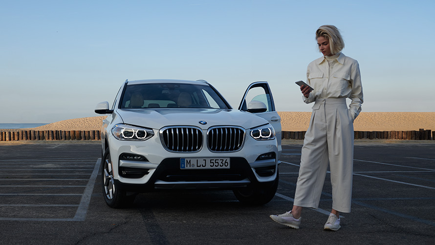 BMW X3 G01 Brochure App woman next to BMW 2021 BMW X3 G01 Brochure App 2021