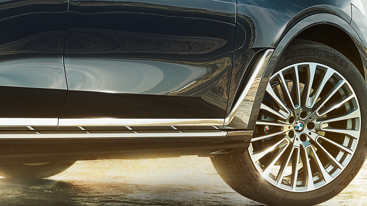 Air Breather of the BMW X7 Air Breather: BMW X7 from the oblique side perspective in front of desert background