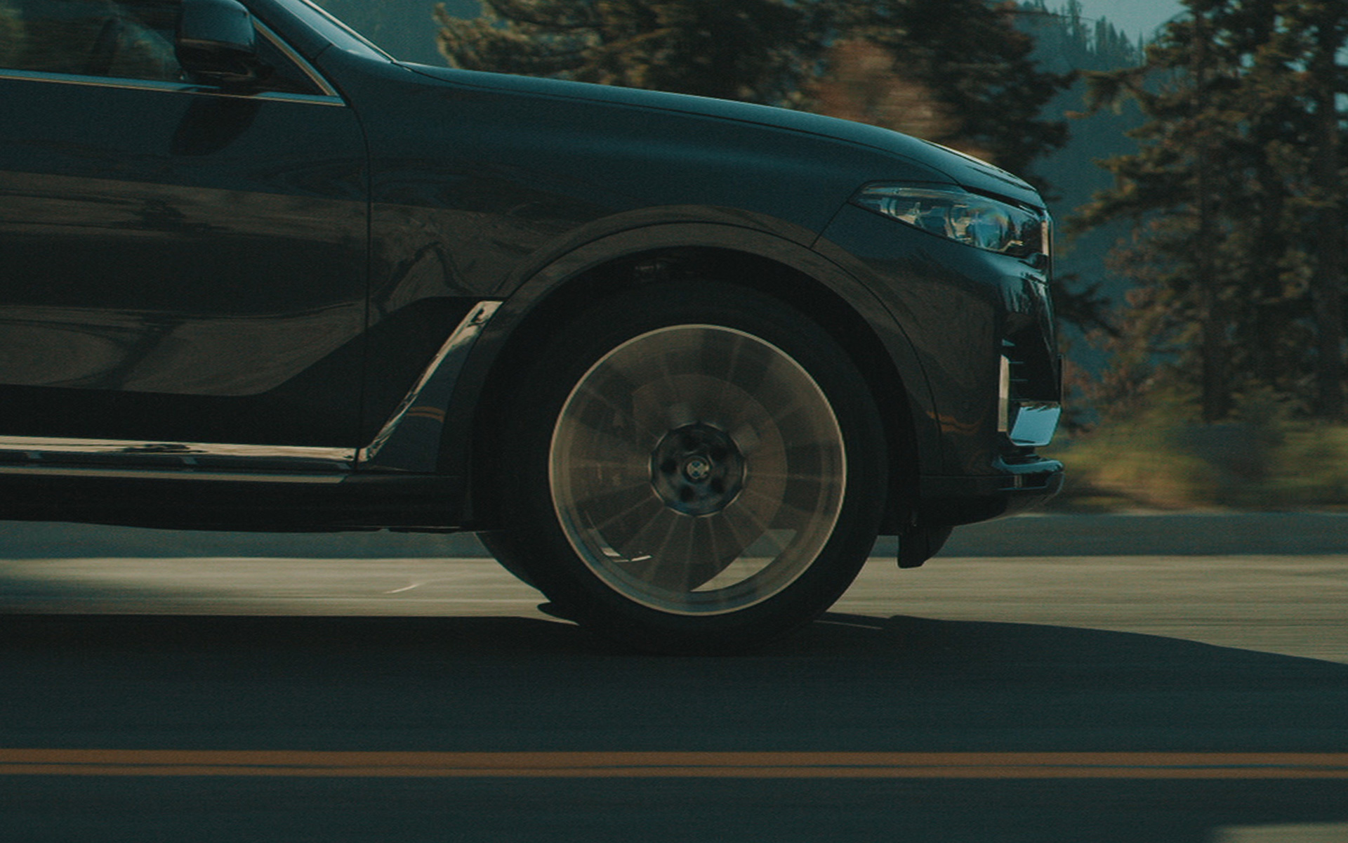 ภาพด้านหน้าระยะใกล้ในแนวด้านข้างของระบบช่วงล่างแบบถุงลม Adaptive 2-axle G07 2019 ของ BMW X7 ภาพด้านหน้าระยะใกล้ในแนวด้านข้างของระบบช่วงล่างแบบถุงลม Adaptive 2-axle G07 2019 ของ BMW X7
