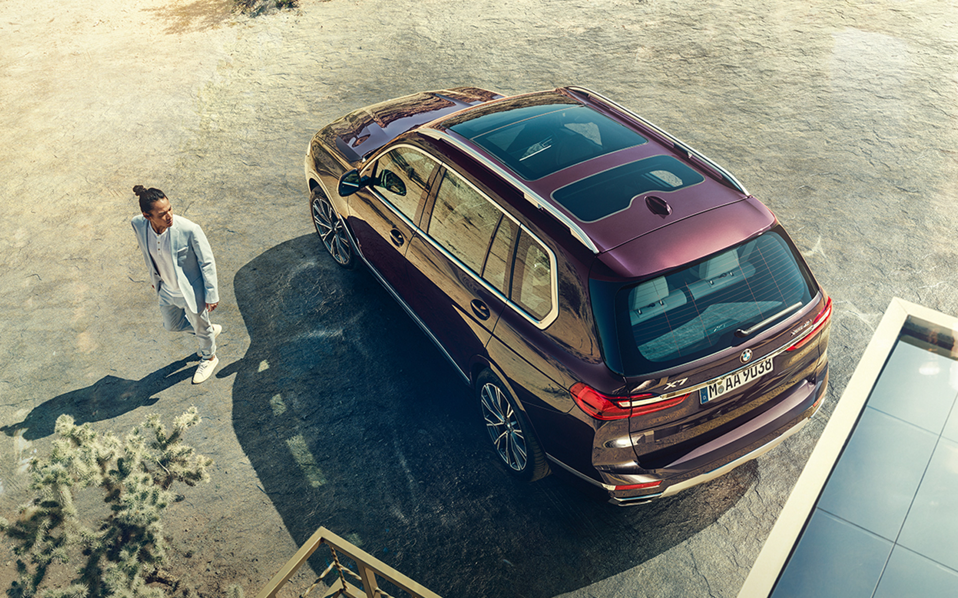 มุมมองแบบมองจากด้านบนลงมาที่ BMW X7 Individual xDrive40i G07 2018 สี ametrin metallic มุมมองแบบมองจากด้านบนลงมาที่ BMW X7 Individual xDrive40i G07 2018 สี ametrin metallic