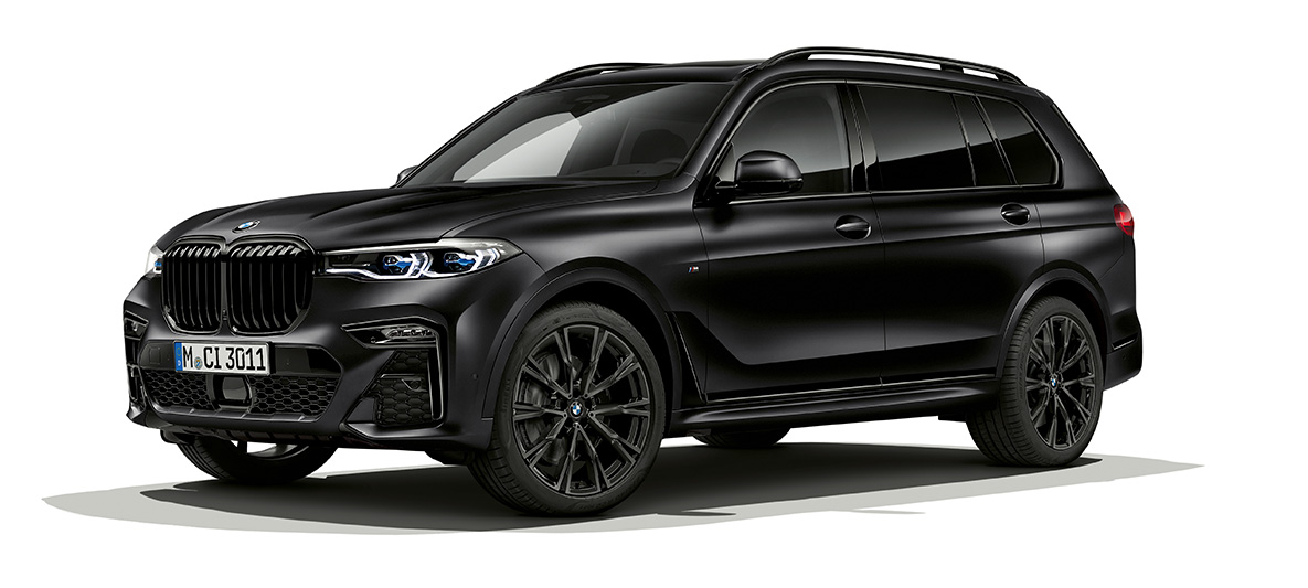 BMW X7 Edition รุ่น G06 2021 ในสี BMW Individual Frozen Black metallic มุมมองด้านหน้าแบบสามในสี่ส่วนของ BMW X7 Edition รุ่น G06 2021 ในสี BMW Individual Frozen Black metallic