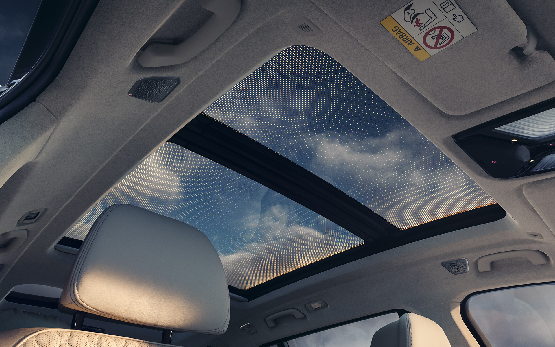 มุมมองหลังคากระจกพาโนรามาจากภายในห้องโดยสารของ BMW X7 G07 LCI
