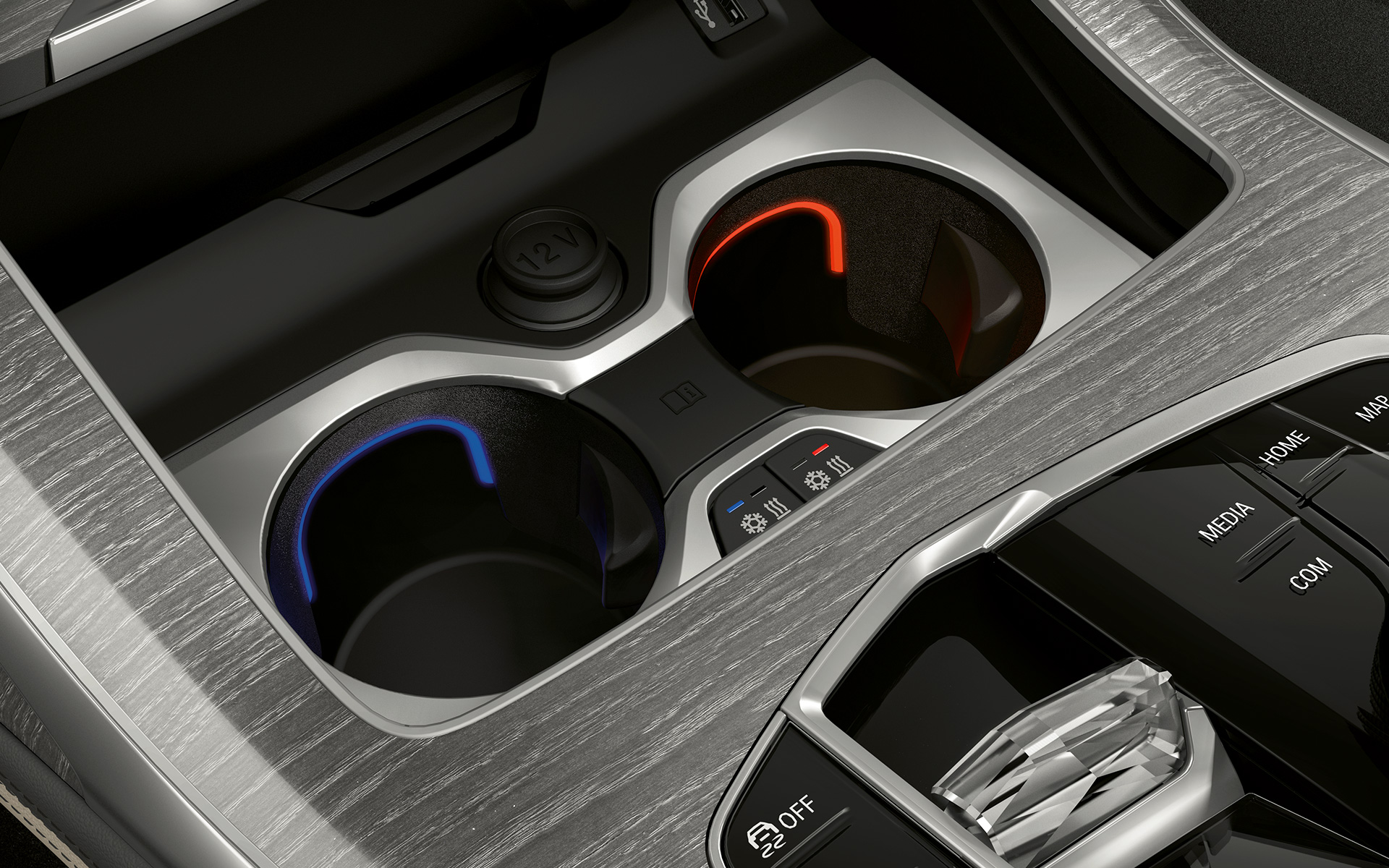 ภาพโคลสอัพที่วางแก้วในแพ็คเกจ Comfort ที่ด้านหน้าของ BMW X7 G07 LCI
