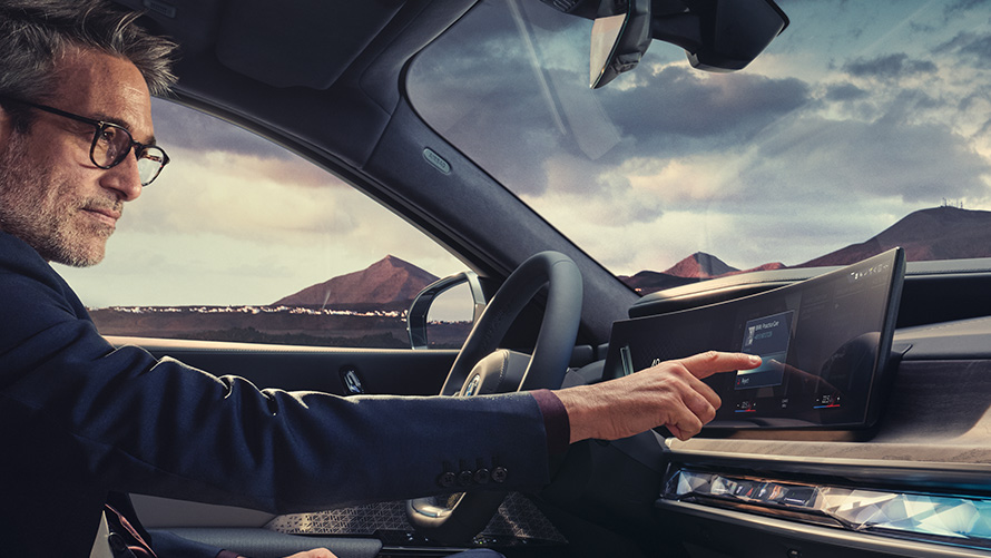 BMW Connected Charging ในรถยนต์ BMW Connected Charging ในรถยนต์ BMW iX ที่มีจอ BMW Curved Display