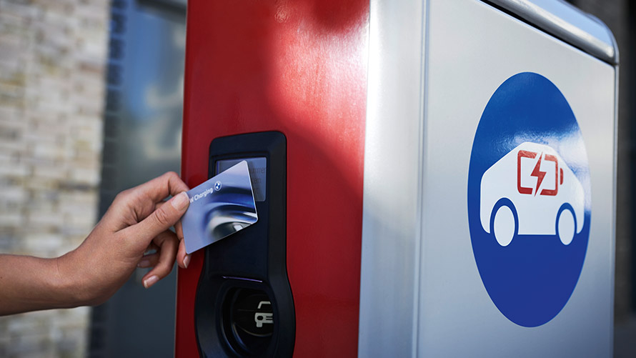 การชาร์จที่จุดบริการสาธารณะโดยใช้บัตร BMW Charging Card ผู้ใช้ถือบัตร BMW Charging Card ที่สถานีชาร์จสาธารณะ