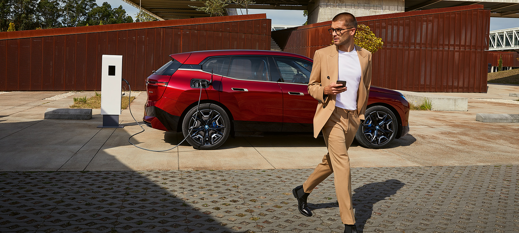 การชาร์จรถไฟฟ้าที่สถานีสาธารณะ BMW e-mobility การชาร์จรถไฟฟ้าที่สถานีสาธารณะ