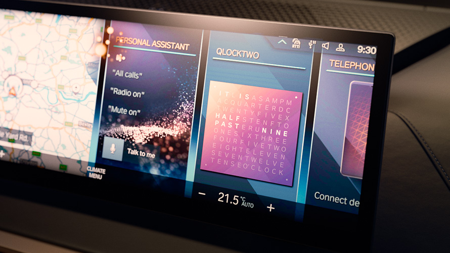 มุมมองภาพโคลสอัพCentral Information Display QLOCKTWO® ใน BMW iX (i20) Remote Software Upgrade มุมมองภาพโคลสอัพ Central Information Display QLOCKTWO® ใน BMW iX (i20)