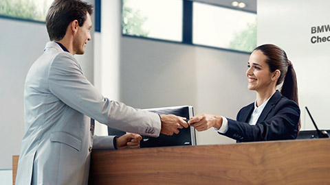 BMW Customer Support BMW ConnectedDrive BMW ConnectedDrive BMW Customer Support BMW employee advises a customer