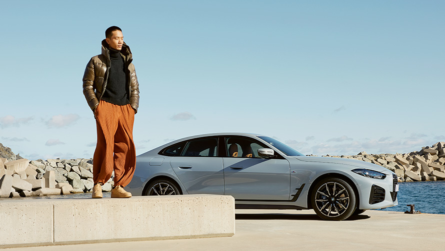 BMW in front of summer setting with model BMW Service Inclusive BMW in front of summer setting with model