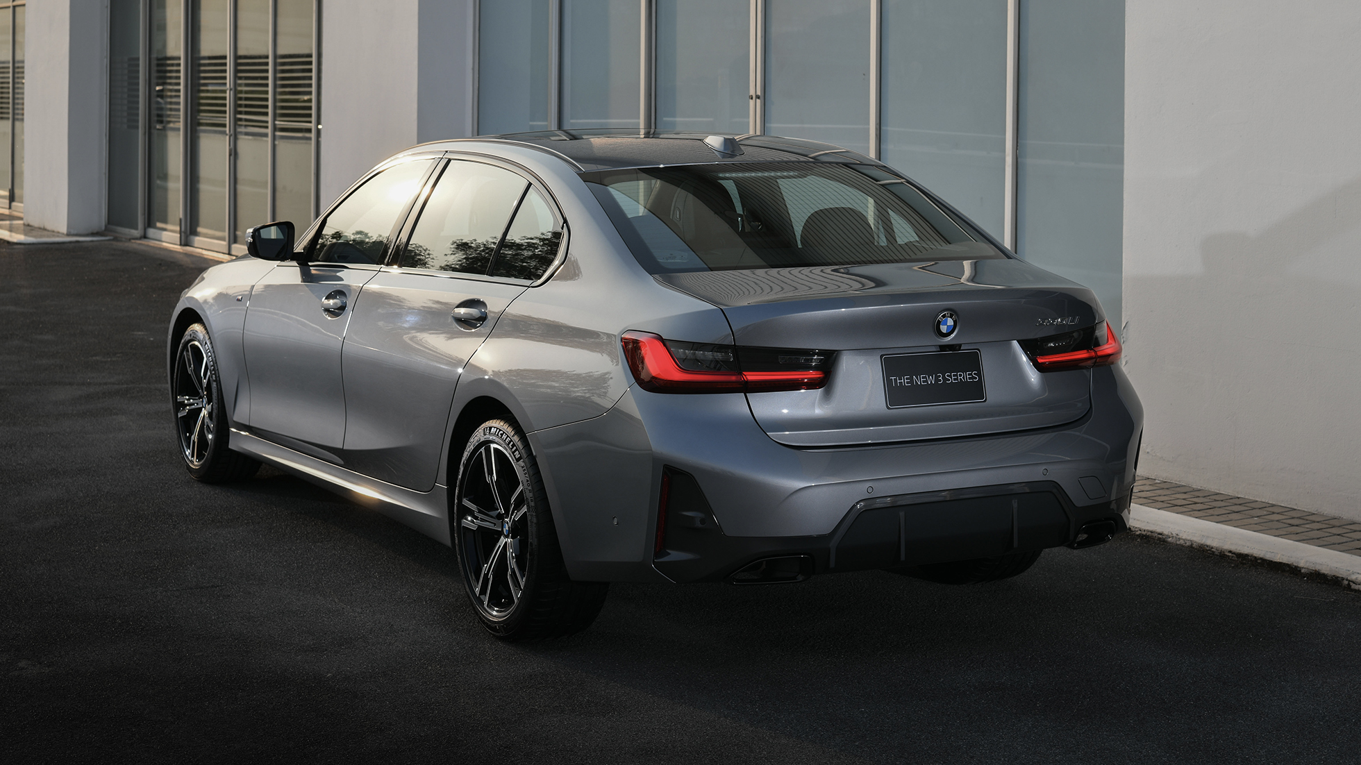 BMW 3 Series Gran Sedan G28 2022 ใหม่ สี Cashmere Silver metallic ภาพมุมมองด้านหลังแบบ 3/4