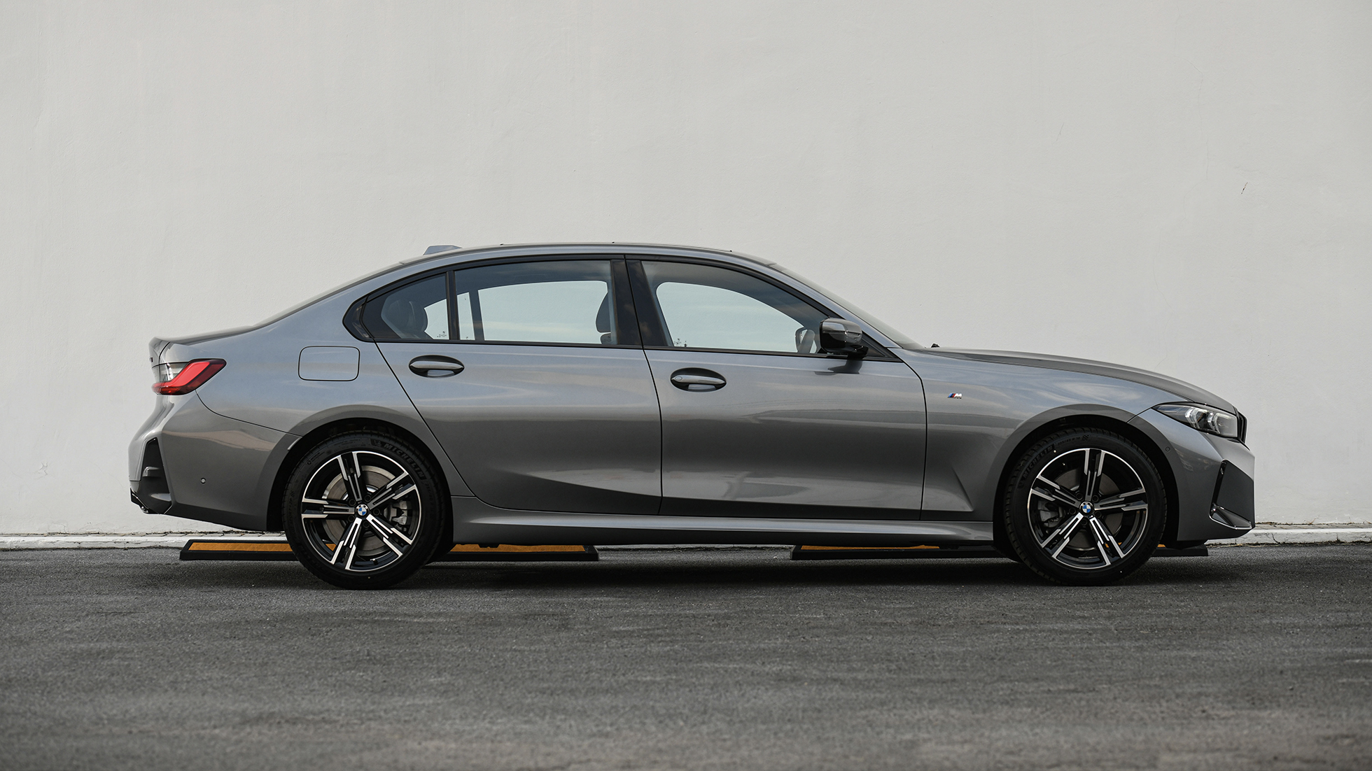ดีไซน์ภายนอกของ BMW 3 Series Gran Sedan G28 2022 ใหม่ สี Cashmere Silver metallic มุมมองด้านหน้าแบบ 3/4