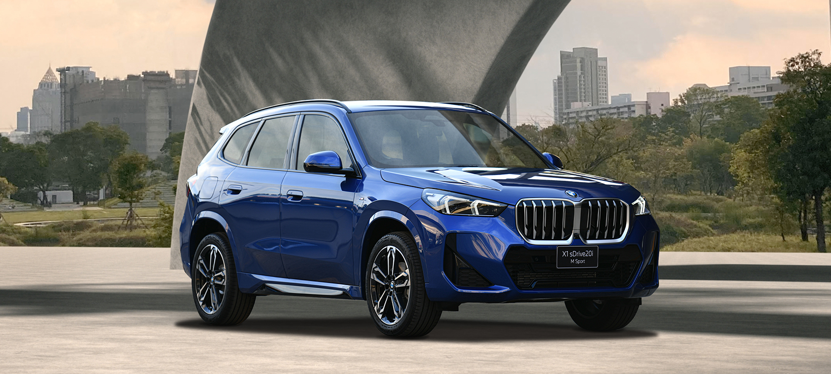BMW X1 U11 xLine สี Utah orange metallic มุมองด้านหน้าแบบ 3/4 ขณะขับขี่บนถนนในชนบท