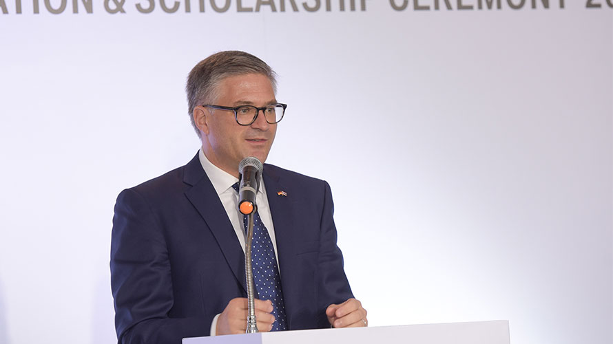 Dr. Alexander Raubold, Counsellor of Economic and Commercial Affairs, the Embassy of the Federal Republic of Germany Bangkok Dr. Alexander Raubold, Counsellor of Economic and Commercial Affairs, the Embassy of the Federal Republic of Germany Bangkok