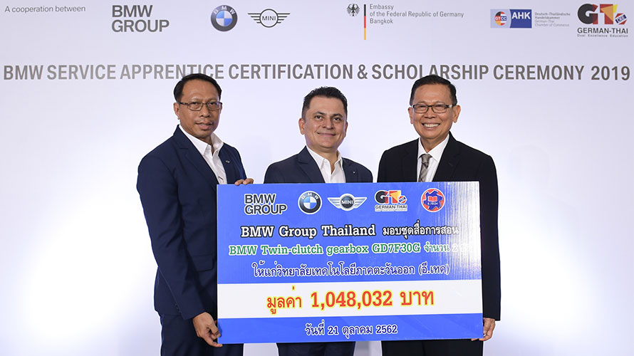 Mr. César Badilla (middle), Director Aftersales, BMW Group Thailand handed over six BMW Twin-clutch gearbox GD 7F30G sets to the three participating colleges Mr. César Badilla (middle), Director Aftersales, BMW Group Thailand handed over six BMW Twin-clutch gearbox GD 7F30G sets to the three participating colleges