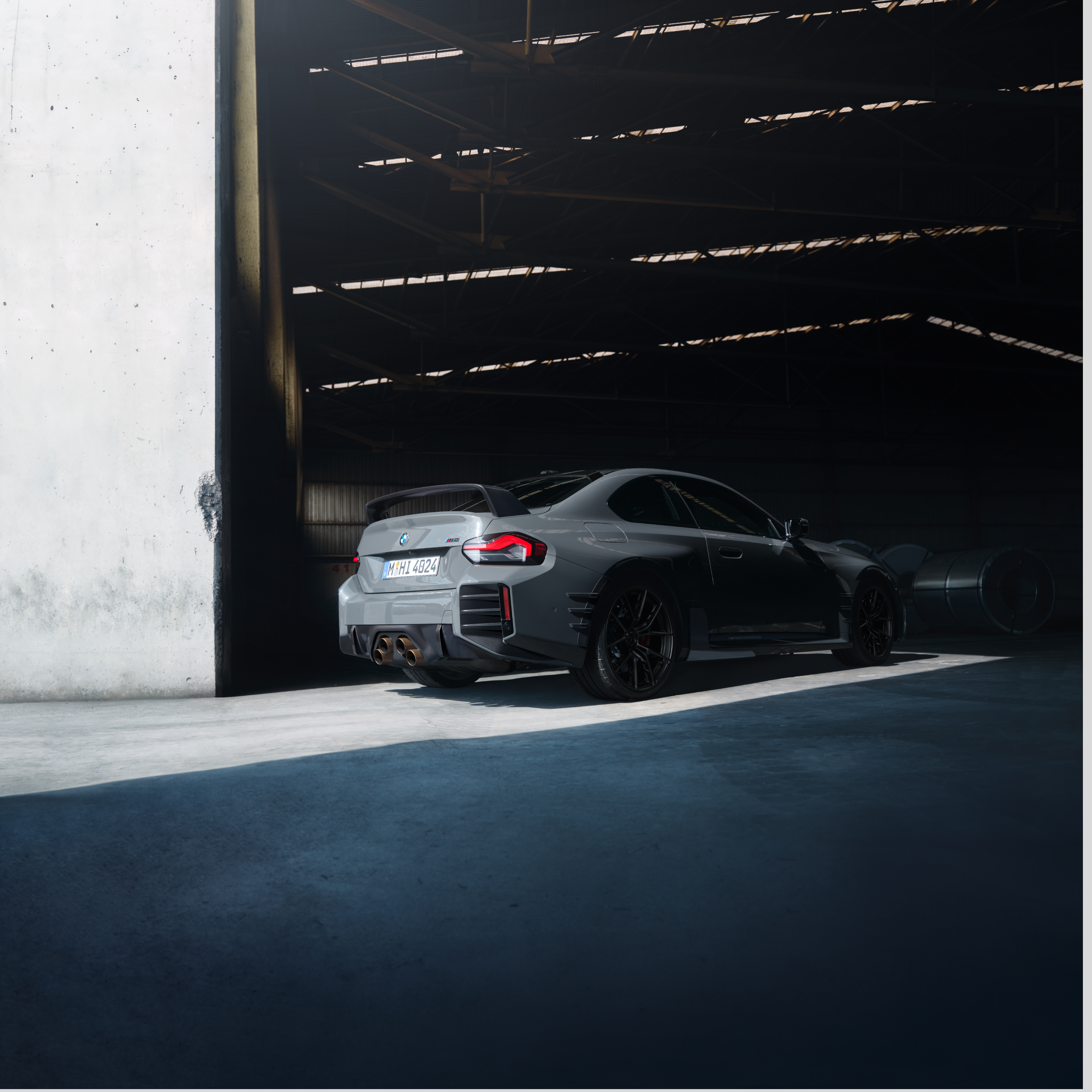 BMW จอดอยู่หน้าประตูของอาคารขนาดใหญ่